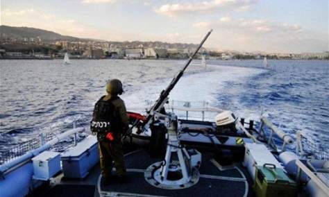 زوارق الاحتلال تطلق الرصاص والقذائف المدفعية على الصيادين ببحر خانيونس