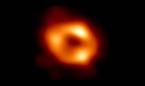 علماء يكشفون النقاب عن صورة لثقب أسود عملاق في وسط المجرة