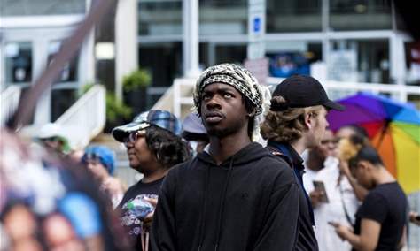 بعد مقتل شاب من أصل أفريقي بـ60 رصاصة.. تظاهرات في أميركا ودعوات إلى التهدئة