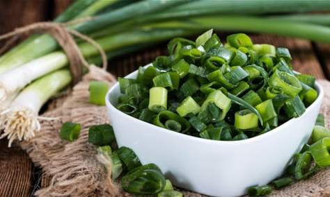 البصل الأخضر... بحر من الفيتامينات لصحة وجمال الإنسان