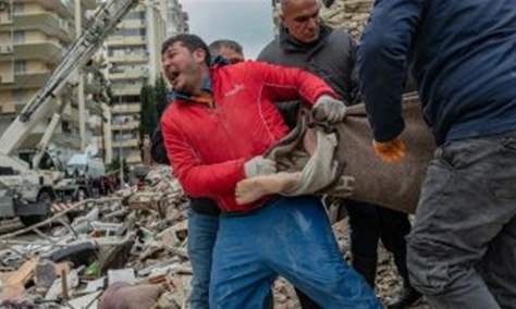  مجلة &quot;شارلي إيبدو&quot; الفرنسية تسخر من ضحايا الدمار في تركيا