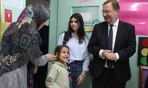 السفير البريطاني زار مؤسسة الهادي للإعاقة السمعية والبصرية