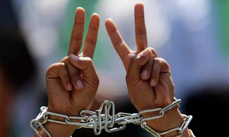 الأسرى الفلسطينيون ينتصرون على الاحتلال ويعلقون الإضراب