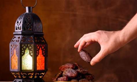 ما تفسير ظهور بقع على وجه الصائم في أول أيام رمضان؟