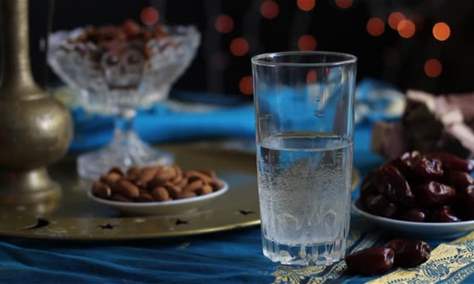 في شهر رمضان.. تجنب الإفراط في شرب الماء