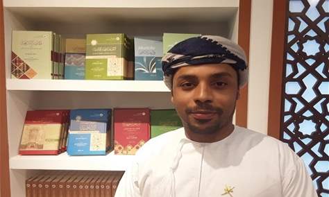 جناح سلطنة عمان في معرض طهران للكتاب تعرض المصحف والکتب الفقهیة