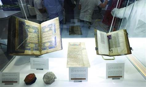 عرض نسخ نادرة من القرآن والإنجيل في معرض أبوظبي الدولي للكتاب