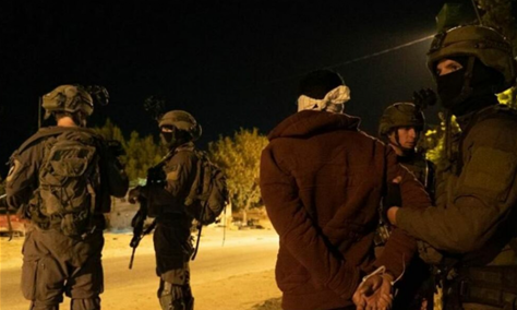 قوات الاحتلال تشن حملة مداهمات واعتقالات بالضفة الغربية