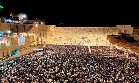 عشرات آلاف المستوطنين يؤدون صلوات تلمودية قرب حائط البراق