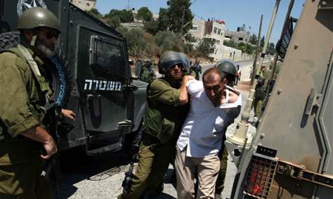 الاحتلال يعتقل 31 مواطنا فلسطينيا من الضفة الغربية والقدس