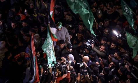 إعلام عبري: إطلاق سراح الأسرى دفع الفلسطينيين في الضفة إلى أحضان &quot;حماس&quot;