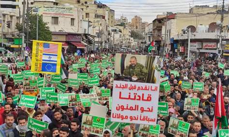 آلاف الأردنيين يشاركون في مسيرة غاضبة تحت شعار &quot;غزة ليست وحدها…جمعة الشهداء&quot;