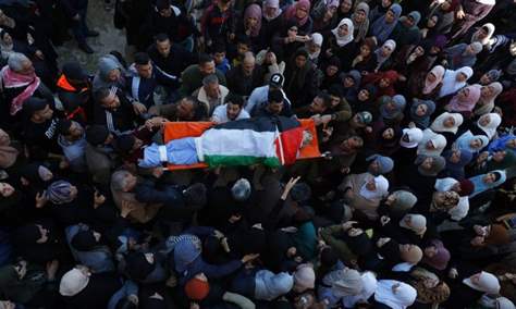 مئات الفلسطينيين يشيعون الشهيد فارس خليفة 