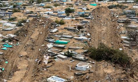 قوات الاحتلال تختطف جثامين عشرات الشهداء من مقبرة بمدينة غزة