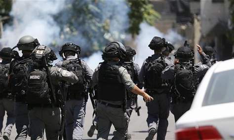 جيش الاحتلال يصيب فلسطينيين ويعتقل العشرات بالضفة