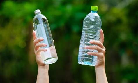 لماذا يجب تجنب شرب الماء من عبوة بلاستيكية؟