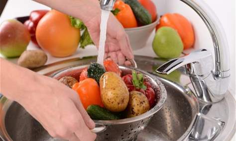 غسل الفواكه والخضروات بمواد التنظيف قد يؤثر سلبا في الصحة