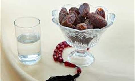 لماذا من المهم الإفطار على الماء والتمر أولا؟