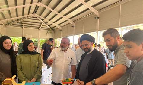 سماحة السيد جعفر فضل الله أفتتح المعرض السنوي في ثانوية الصادق(ع) في جويا
