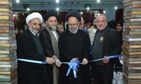 العلامة السيد علي فضل الله يفتتح معرضا للكتاب في ثانوية الصادق(ع) في جويا