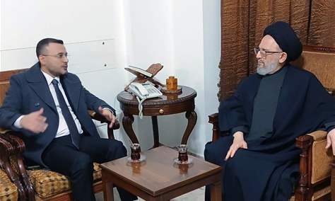  العلامة فضل الله استقبل  الكاتب والمحلّل السياسي منير الربيع