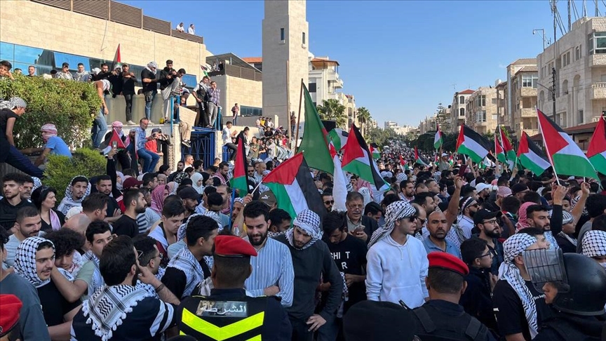 آلاف الأردنيين يشاركون في مسيرات حاشدة دعماً لغزة ومقاومتها