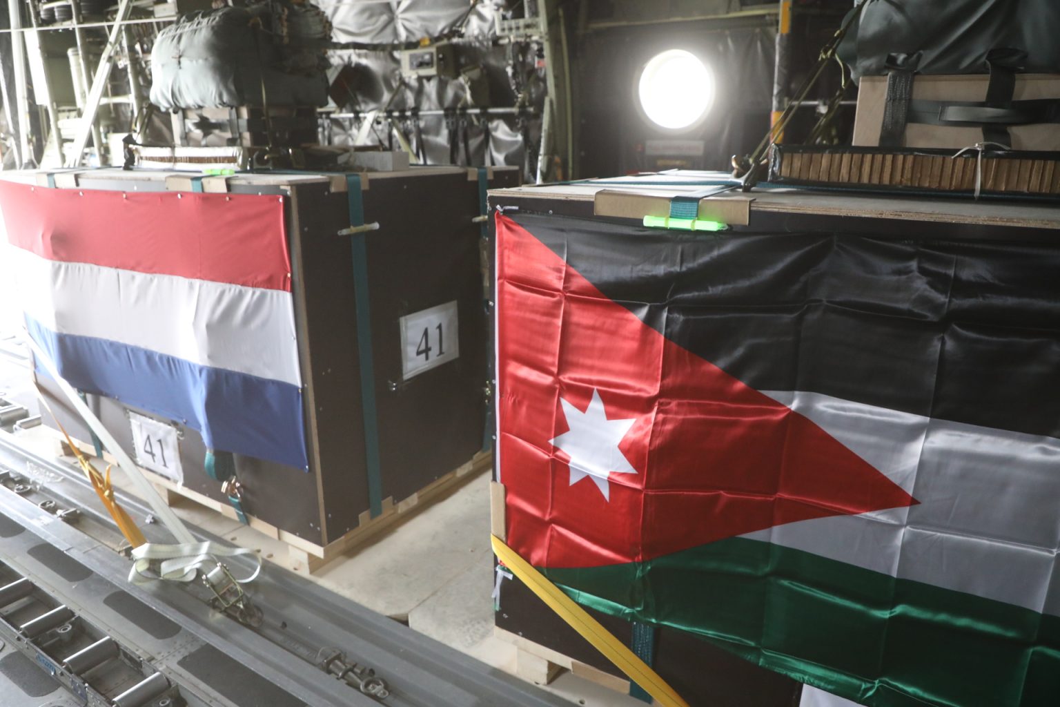 الأردن وهولندا ينزلان مساعدات جوا الى غزة