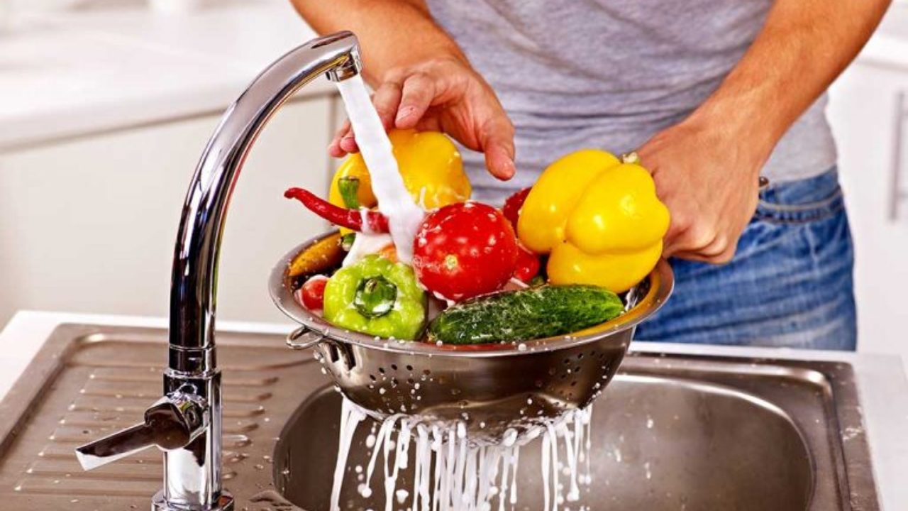 غسل الفواكه والخضروات بمواد التنظيف قد يؤثر سلبا في الصحة