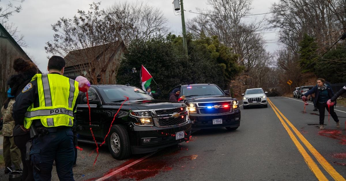 نشطاء يحملون الأعلام الفلسطينية، يلقون طلاء أحمر على سيارة بلينكن ويهتفوا بعبارات "أوقفوا الموت في غزة".